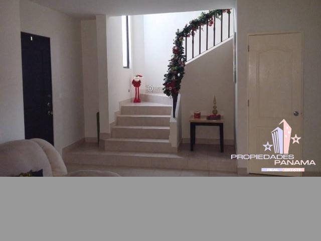 HERMOSA CASA EN URBANIZACIÓN VERSALLES ENTRA COSTA SUR Y COSTA DEL ESTE