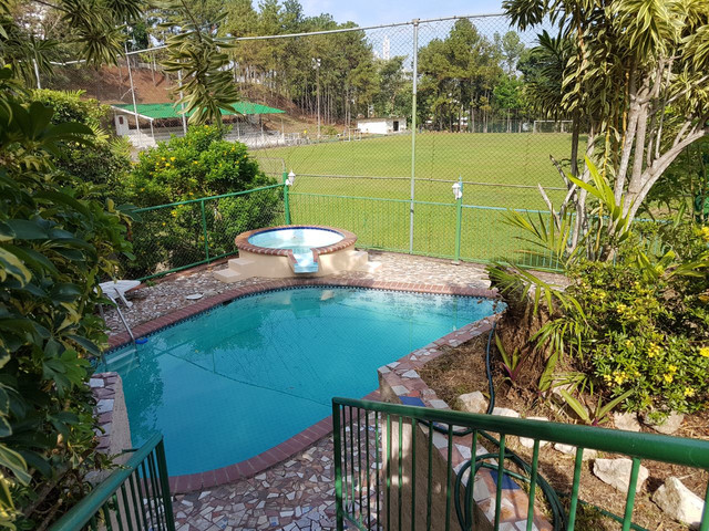 casa hermosa con muchas amenidades para ofrecer como piscina, terraza co