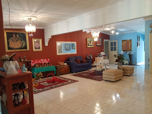 casa hermosa con muchas amenidades para ofrecer como piscina, terraza co