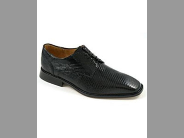 Consiga miradas usando clásicos zapatos de vestir negros