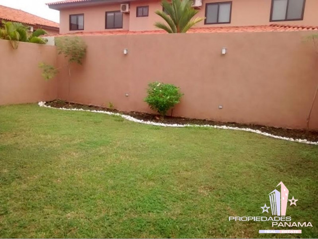 HERMOSA CASA EN URBANIZACIÓN VERSALLES ENTRA COSTA SUR Y COSTA DEL ESTE