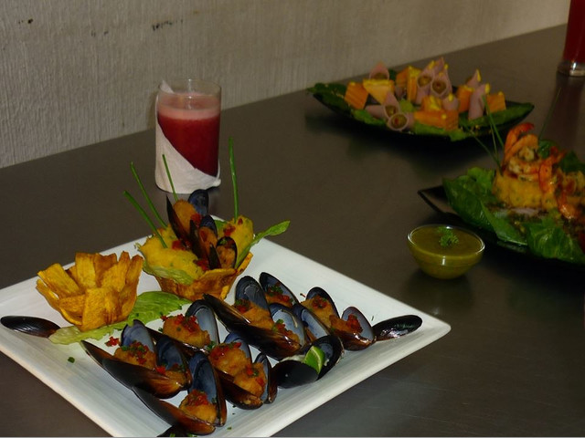 CATERING ALMUEROZO EVENTOS BOCADITOS FIESTSAS QUITO