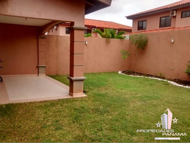 HERMOSA CASA EN URBANIZACIÓN VERSALLES ENTRA COSTA SUR Y COSTA DEL ESTE