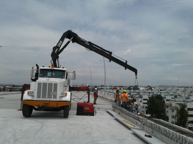 La grua está cargando parapetos en el segundo piso de Puebla, cargando u