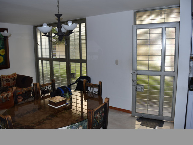 SE VENDE HERMOSA CASA DE 2 PISOS CON AZOTEA EN UN EXCELENTE PRECIO