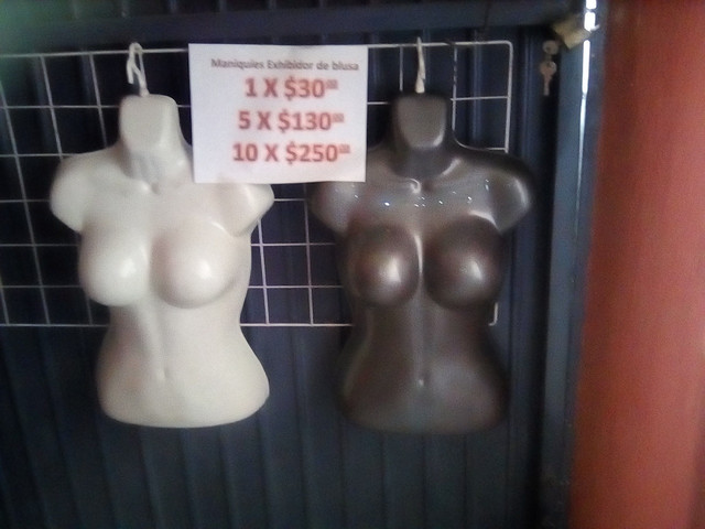 Maniquíes de plástico baratos en buen estado.