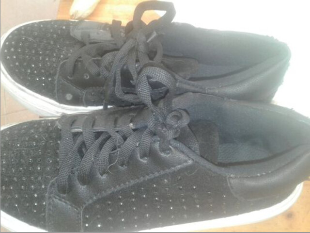 Zapatillas negras plataforma -usadas muy buen estado Talle 35- 26 cm