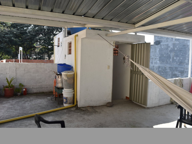 SE VENDE HERMOSA CASA DE 2 PISOS CON AZOTEA EN UN EXCELENTE PRECIO