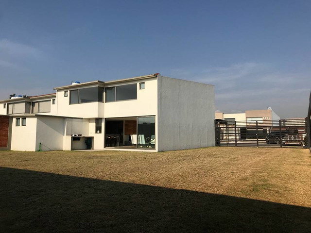 EXELENTE CASA EN RECIDENCIAL BOSQUES DE LAS FUENTES