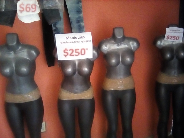 Maniquíes de plástico baratos en buen estado.