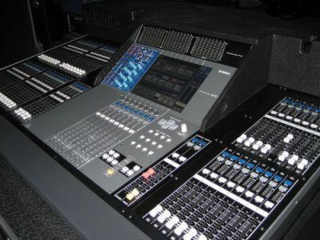 Vende Yamaha M7CL-48ES, MGP32X, Korg Kronos, Roland Fantom G8, Motif XF8