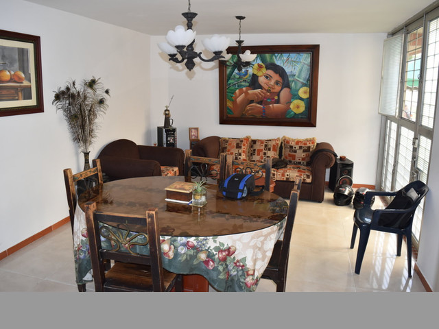 SE VENDE HERMOSA CASA DE 2 PISOS CON AZOTEA EN UN EXCELENTE PRECIO
