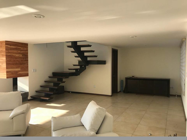 EXELENTE CASA EN RECIDENCIAL BOSQUES DE LAS FUENTES