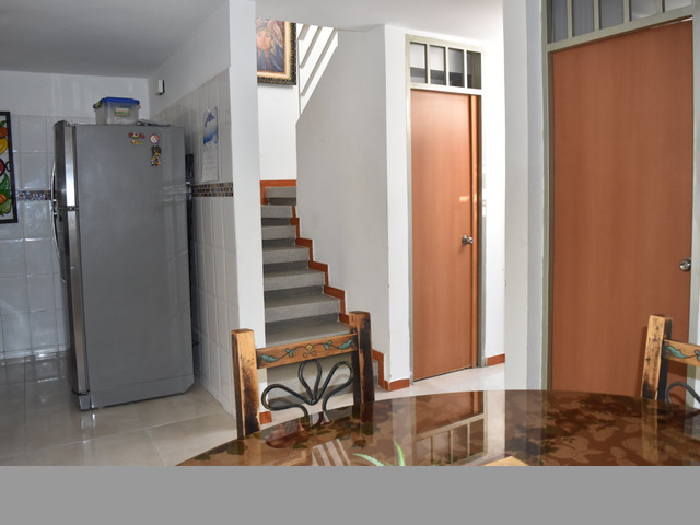 SE VENDE HERMOSA CASA DE 2 PISOS CON AZOTEA EN UN EXCELENTE PRECIO
