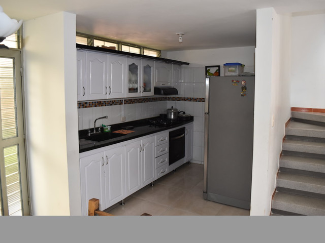 SE VENDE HERMOSA CASA DE 2 PISOS CON AZOTEA EN UN EXCELENTE PRECIO