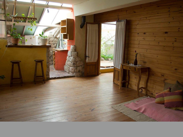 Casa Grande, con Salón y Departamentos independientes, 8 ambientes