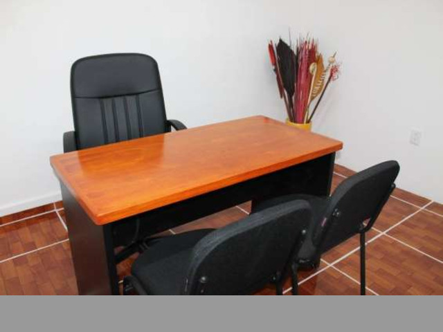 OFICINA MUEBLADA CON: ESCRITORIO, SILLA EJECUTIVA Y 2 DE VISITA!
