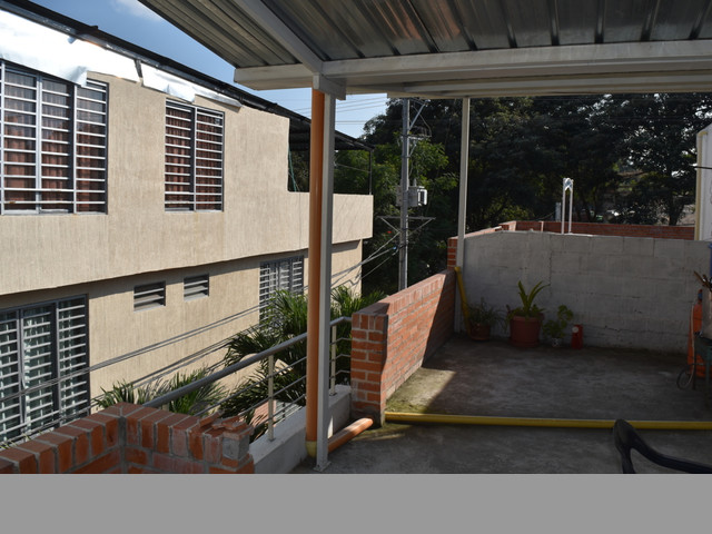 SE VENDE HERMOSA CASA DE 2 PISOS CON AZOTEA EN UN EXCELENTE PRECIO